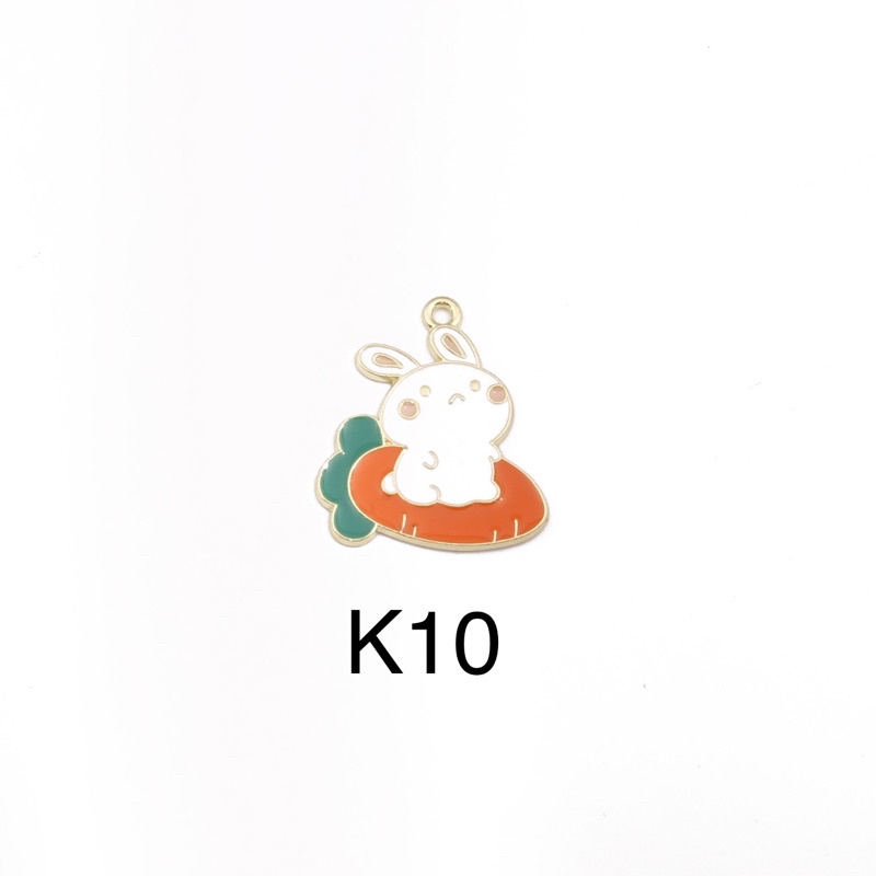 Charm kim loại thỏ ôm cà rốt