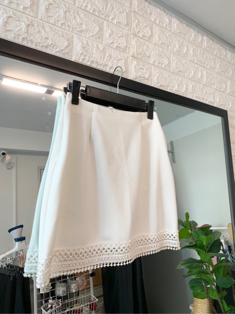 Chân váy đuôi ren