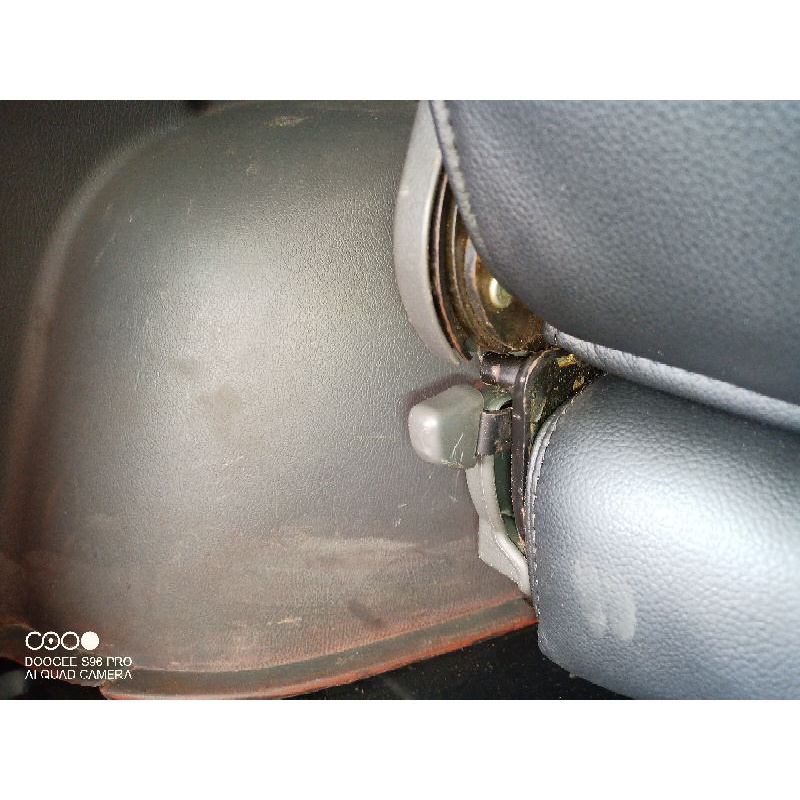 Núm chỉnh xếp ghế hàng ghế thứ 2 vị trí sau dưới  Pajero V31 V32 V33 V43 MB916611 MB975093