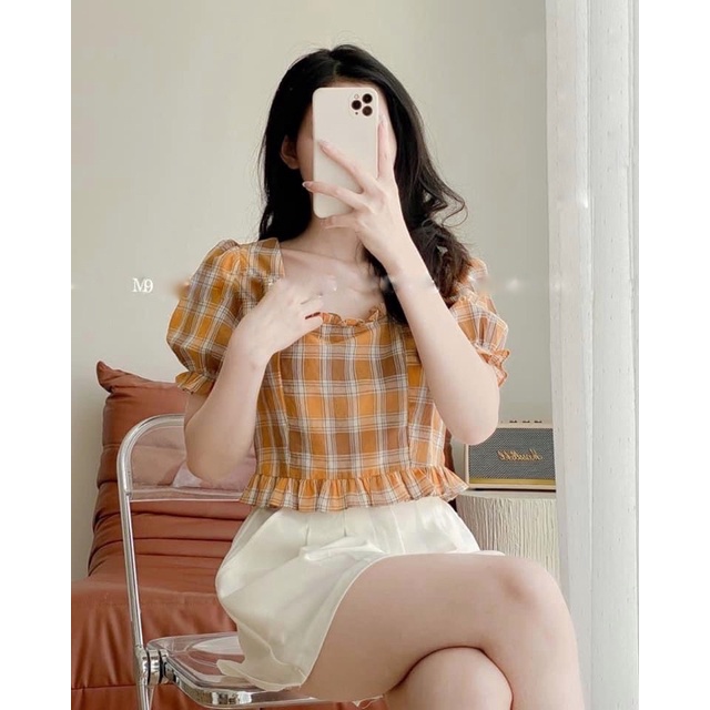 Sơ mi dáng ngắn cổ vuông phối bèo hoạ tiết kẻ caro cam tay bồng nhẹ bo chun
