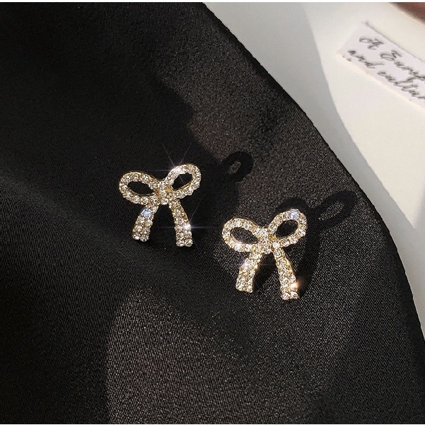 Khuyên tai đính đá kim cương nhân tạo tinh tế