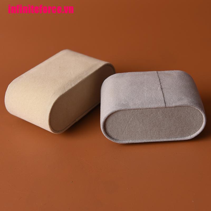 1 Gối Màu Ngà / Kem Dùng Trưng Bày