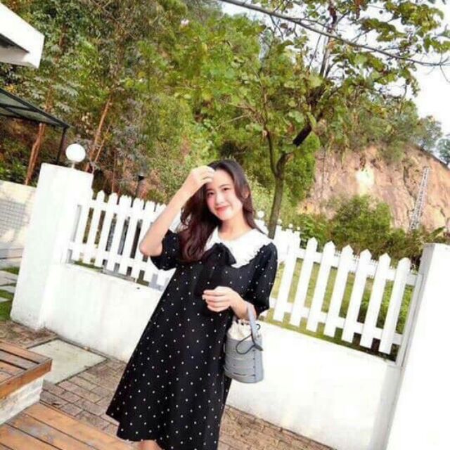 Váy chấm bi cổ bèo