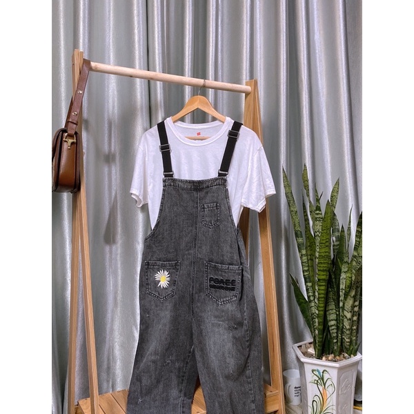 Yếm bò hoa cúc và áo trắng trơn