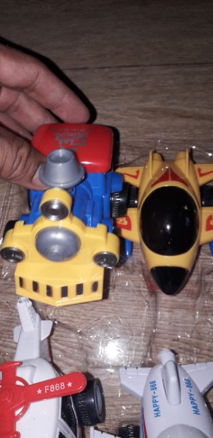 Bộ 4 xe và máy bay mô hình bằng nhựa chạy chớn rất đẹp