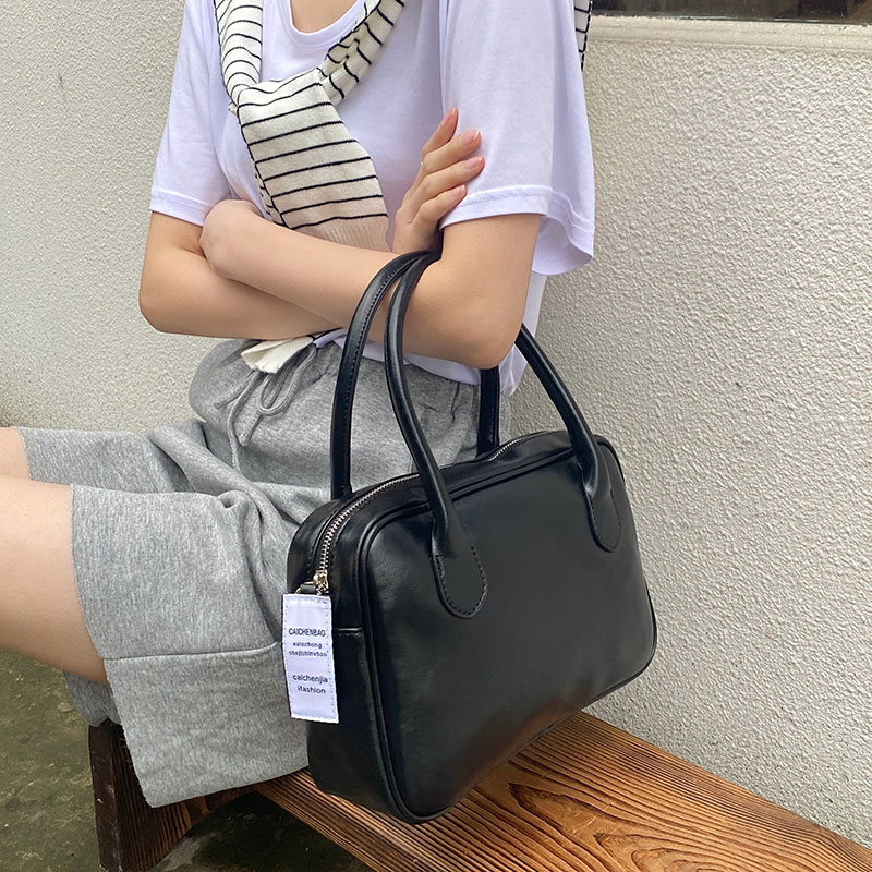 Bag female messenger bag ins student large-capacity Joker summer wax skin shoulder jennie handbag with the same paragraph