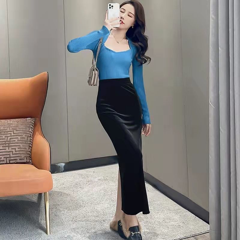 Chân Váy Nhung Đen Dáng Dài Lưng Cao Xẻ Tà Cài Khóa Vàng Cổ Điển
