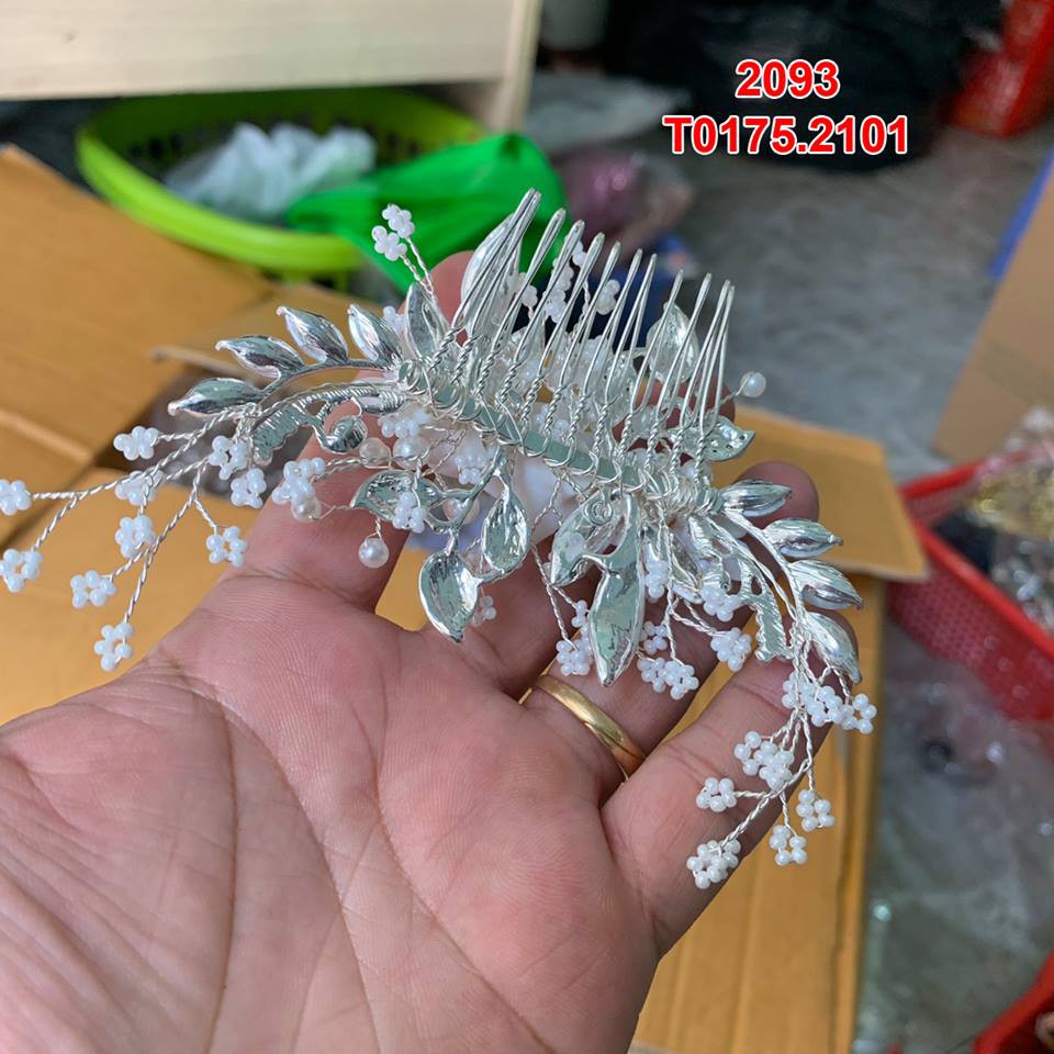 Cài tóc hoa mủ trắng dùng được cả cho bà sui