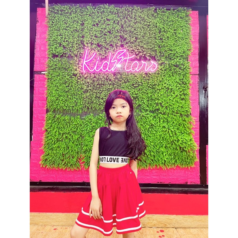 Trang phục nhảy trẻ em Kidstars _ Áo croptop đen chữ viền, váy đỏ chữ A cá tính, giày hiphop chất, kèm băng đô quấn tóc