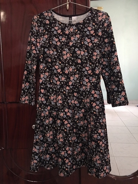 Pass Đầm hoa nhí H&M