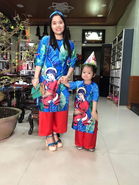 Áo dài cách tân kèm váy mẹ và bé