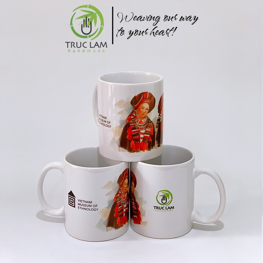 Cốc Uống Nước Có Quai Cầm Chất Liệu Sứ Bát Tràng In Hình 2 Cô Gái Người Dân Tộc Dao - Trúc Lâm Handmade