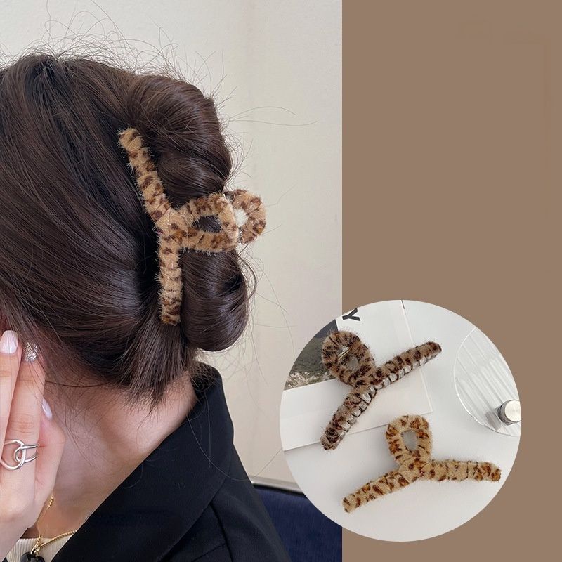Kẹp tóc nhựa bắt chéo cuốn vải da beo cao cấp