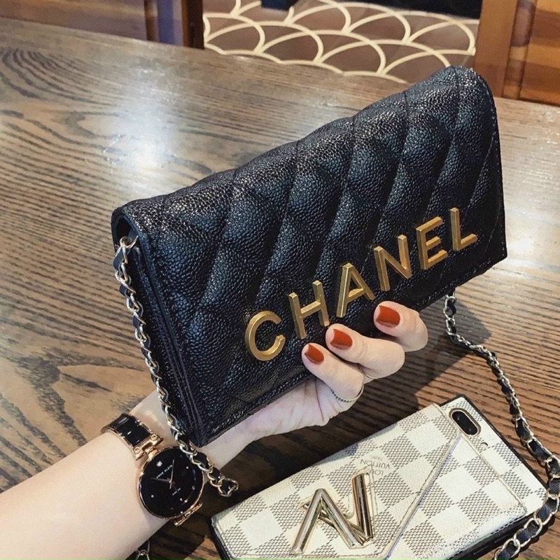 ví cầm tay trần trám chữ C H A N E L size 20cm có dây đeo chéo