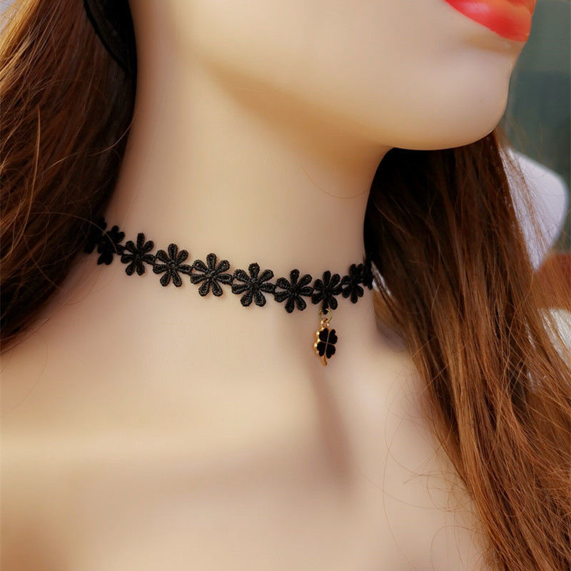 Vòng Cổ Choker Màu Đen Mặt Cỏ Ba Lá