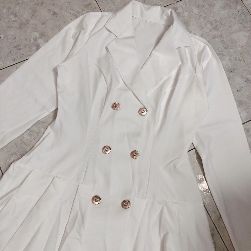 Đầm vest nút vàng