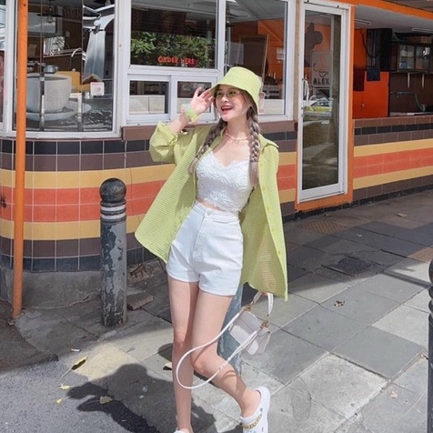 Sét ba món quần cộc có túi phối áo khoác ngoài tay dài áp kèm áo croptop màu sắc điệu đà sang chảnh thời trang nữ màu hè