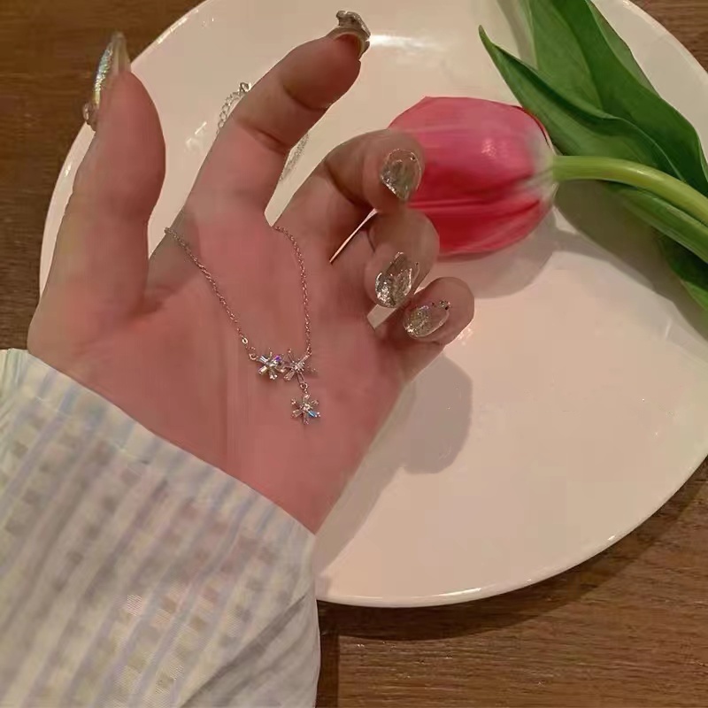 Vòng cổ Mặt Hoa Màu Bạc Đính Đá Sang Trọng