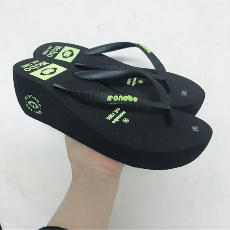 Dép xỏ ngón nữ Monobo cao 5cm màu đen có các size từ 35 đến 38