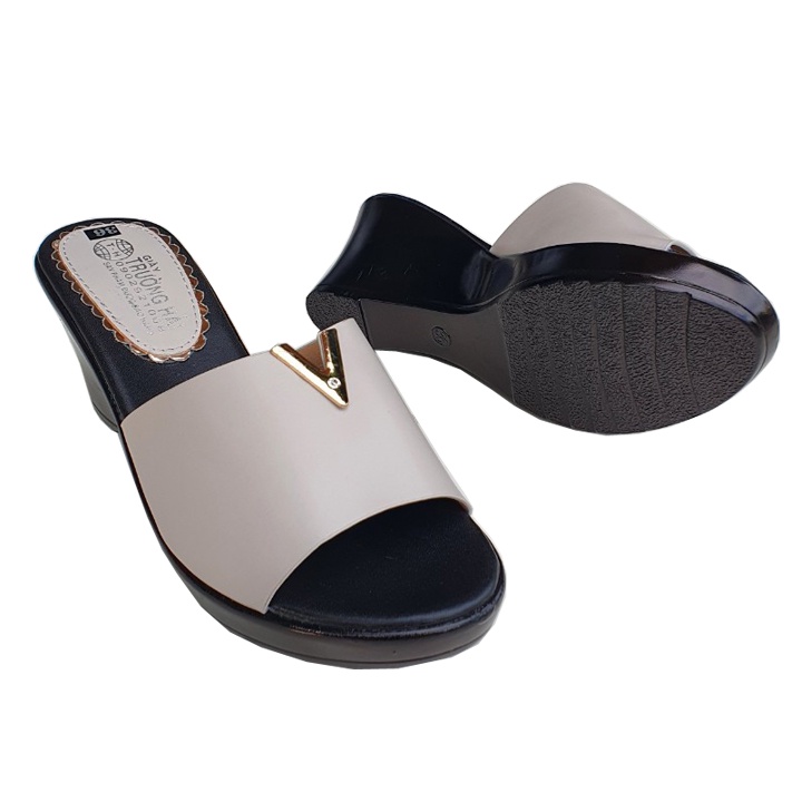 Dép đế xuồng 7cm quai ngang màu đen Trường Hải DN777