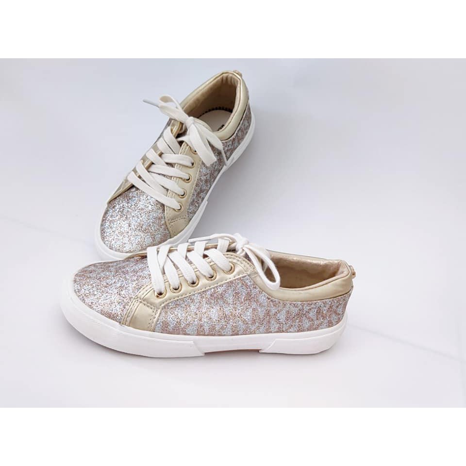 Giày xuất cho bé