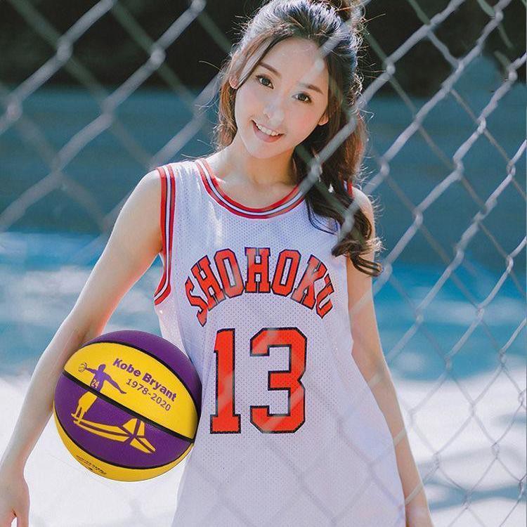 bóng tay❏☂Kỷ niệm chương bóng rổ Mamba Kobe đen số 7 người lớn da bò ngoài trời cảm giác thi học sinh