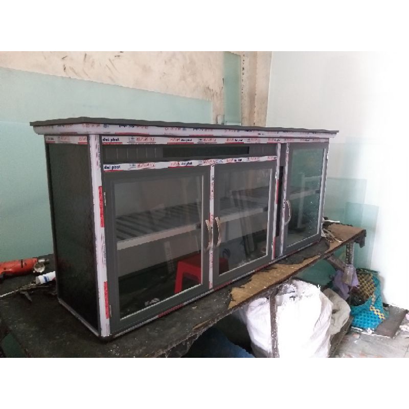 Tủ nhôm kính chén bát loại treo tường cao cấp màu xám ghi.