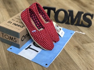 Giày Toms chấm bi đỏ