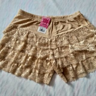 Quần ren mặc váy