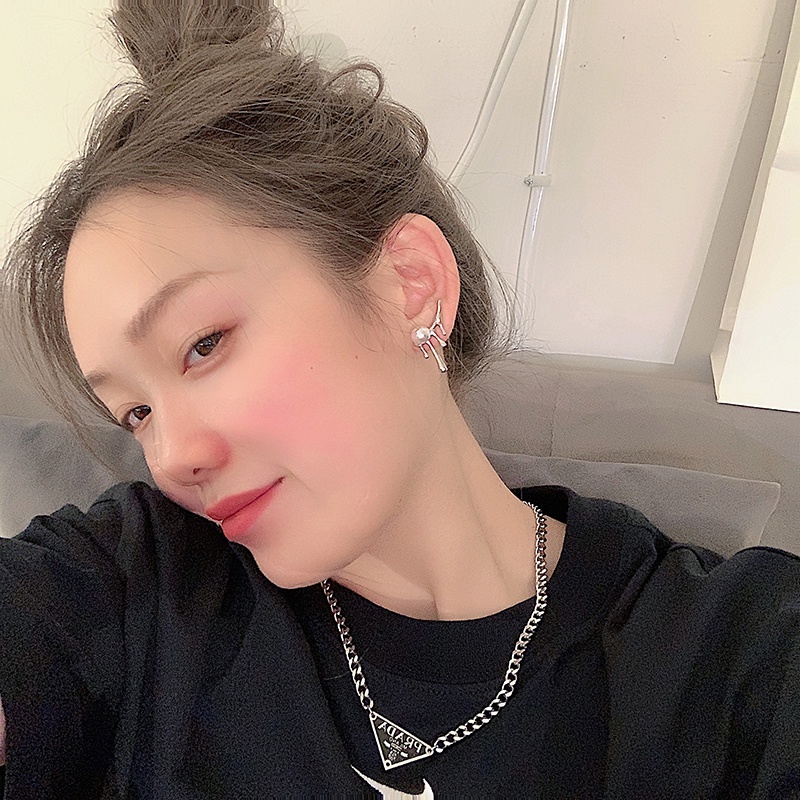 Khuyên tai dáng dài đính ngọc trai phong cách retro thời trang