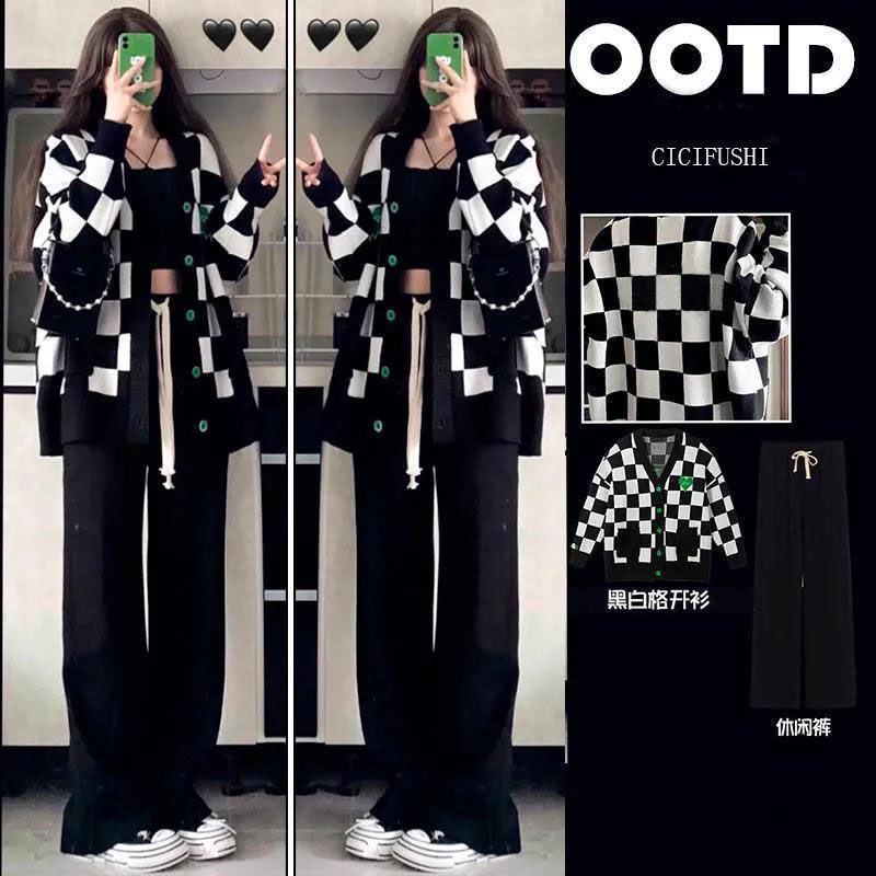 "Áo khoác cardigan + quần ống rộng kẻ caro nhẹ nhàng thu đông mới
