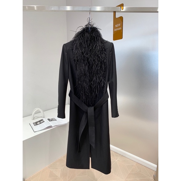 Áo vest choàng dài qua gối kèm cổ lông vũ đen sang trọng thời trang quảng châu cao cấp | BigBuy360 - bigbuy360.vn