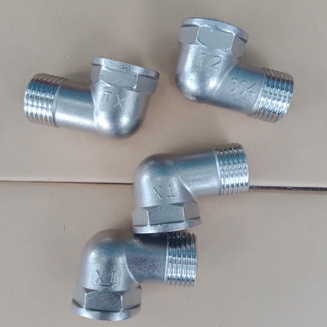 Cút  một đầu ren trong và một đầu ren ngoài 21mm