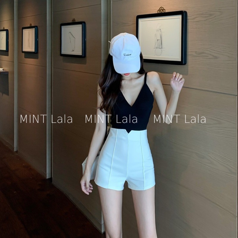 Quần Short Nữ Eo Cao Xẻ V Lưng Ôm Dáng - Đen Trắng