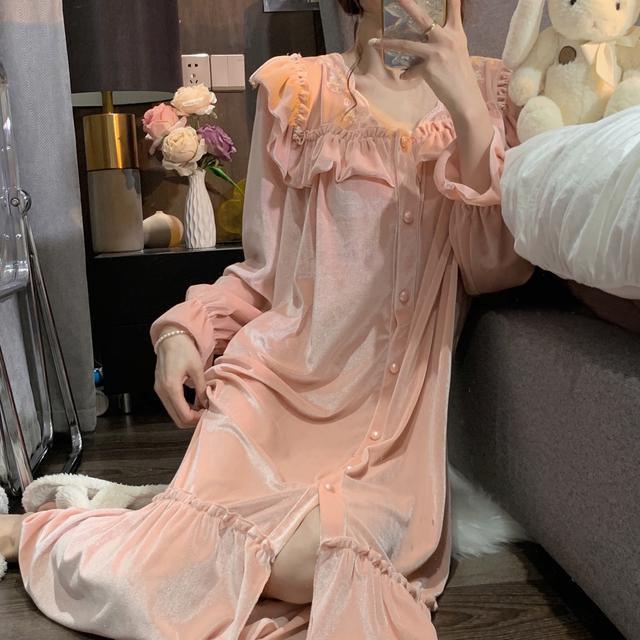 Court style embroidered gold velvet super fairy nightdress 2022 new autumn slim and comfortable V-collar pajamas home wear trend