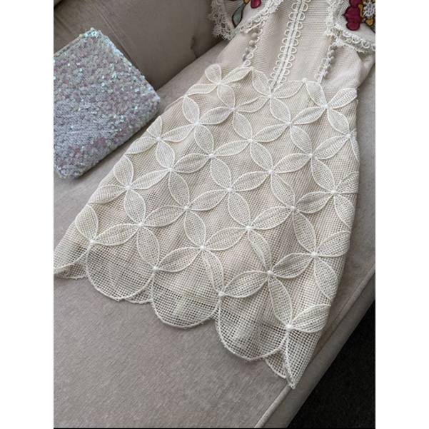 Váy ren hoa cao cấp.