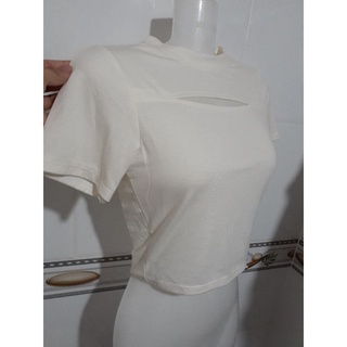 Áo thun trắng croptop phong cách trẻ trung