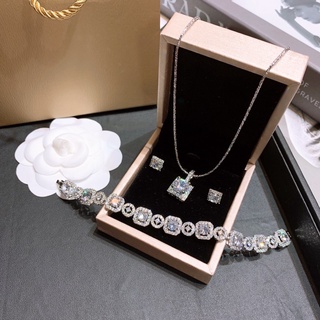 bộ trang sức gồm lắc tay, vòng cổ và bông tai đính đá