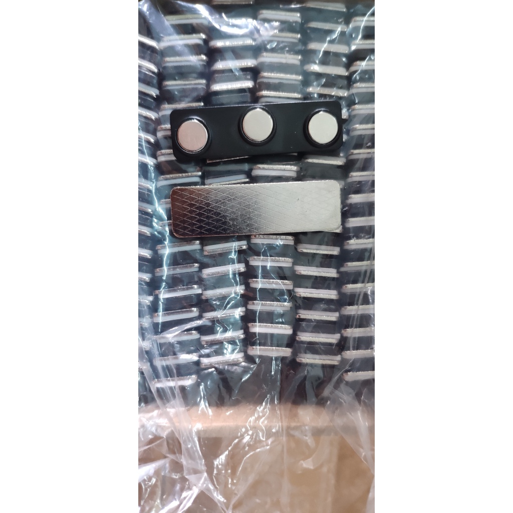 Bảng nam châm  gắn thẻ tên nhân viên đeo áo