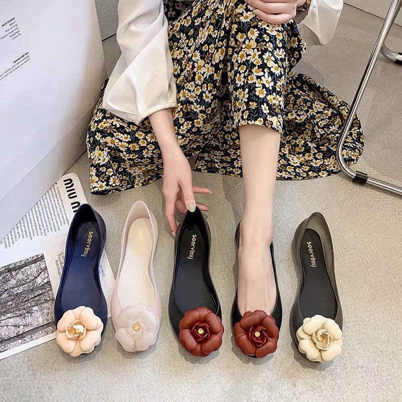 Giày búp bê nhựa dẻo thơm trong đính hoa trà hở mũi soervimy