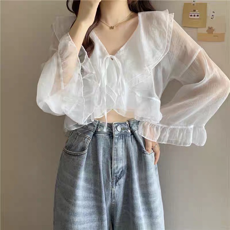 Áo voan khoác ngoài kết hợp áo hai dây hoặc váy hai dây siêu xinh.