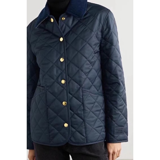 Áo khoác Burberry thiết kế áo khoác hình thoi có túi tiện lợi.