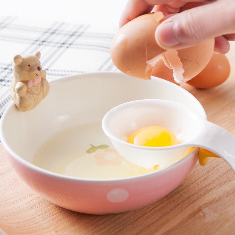 Dụng cụ tách lòng đỏ trứng kẹp thành tô