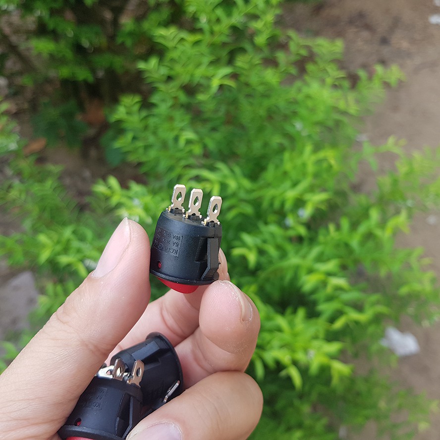 Nút  công tắc 2 vị trí hình tròn 3 chân màu Đỏ