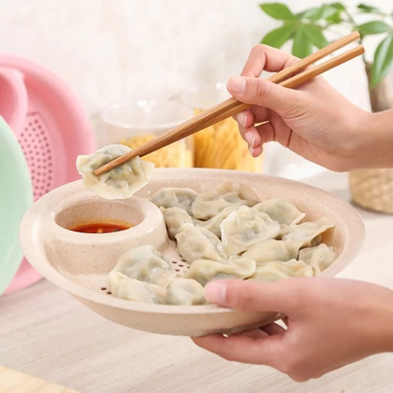 Đĩa nhựa lúa mạch có 2 tầng giúp thức ăn ráo nước, có ngăn đựng nước chấm, thích hợp đựng bánh bao, há cảo, đồ luộc, hấp