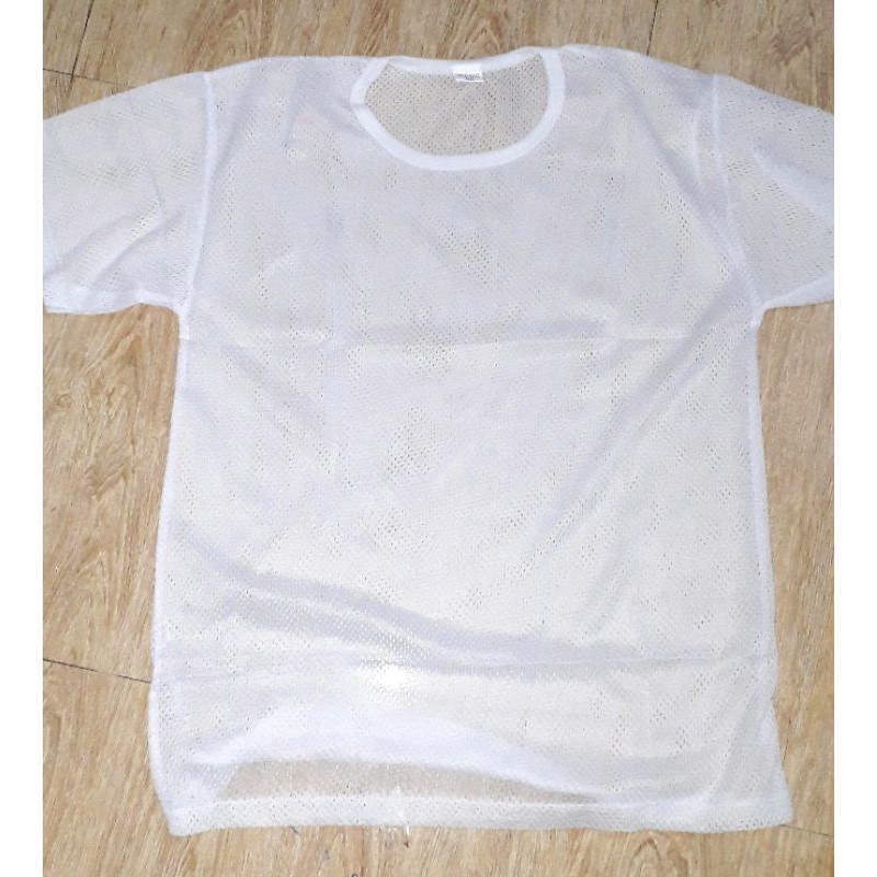 Một cái áo thun lá lổ cho người lớn size 50 ký màu trắng loại sát nách sản xuất tại Việt Nam