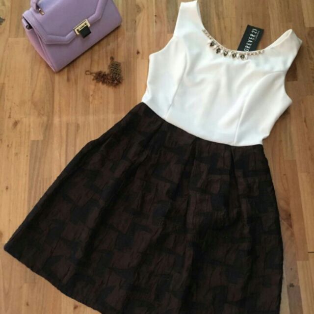 Đầm xoè đính phụ kiện