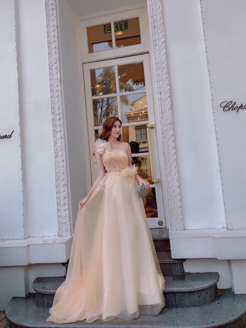 VIDEO THẬT 1000%  Đầm maxi dạ hội lệch vai đính lông vũ