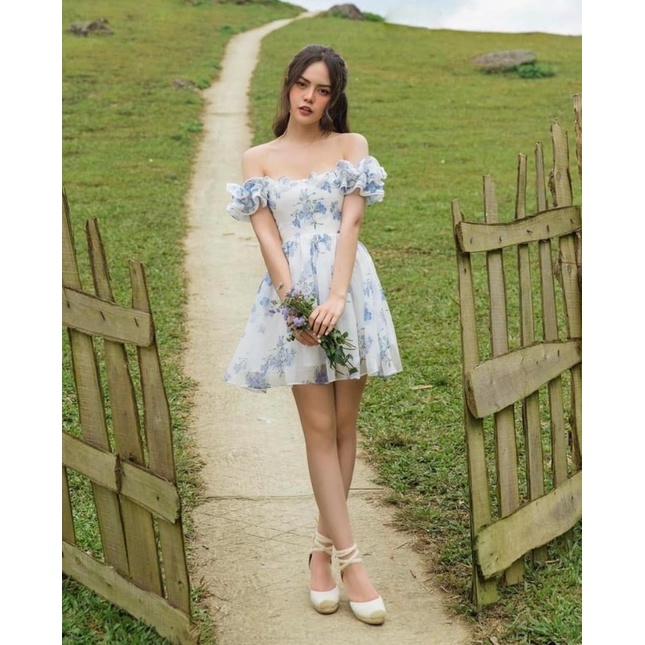 [sale xả hàng] Đầm trễ vai nền trắng hoa xanh - Đầm bẹt vai Zumi mặc 2 kiểu