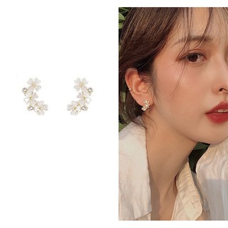 Bông tai nữ đẹp - Khuyên tai nữ đẹp chuôi phủ bạc S925 kiểu sát tai hình hoa trắng nhỏ dễ thương